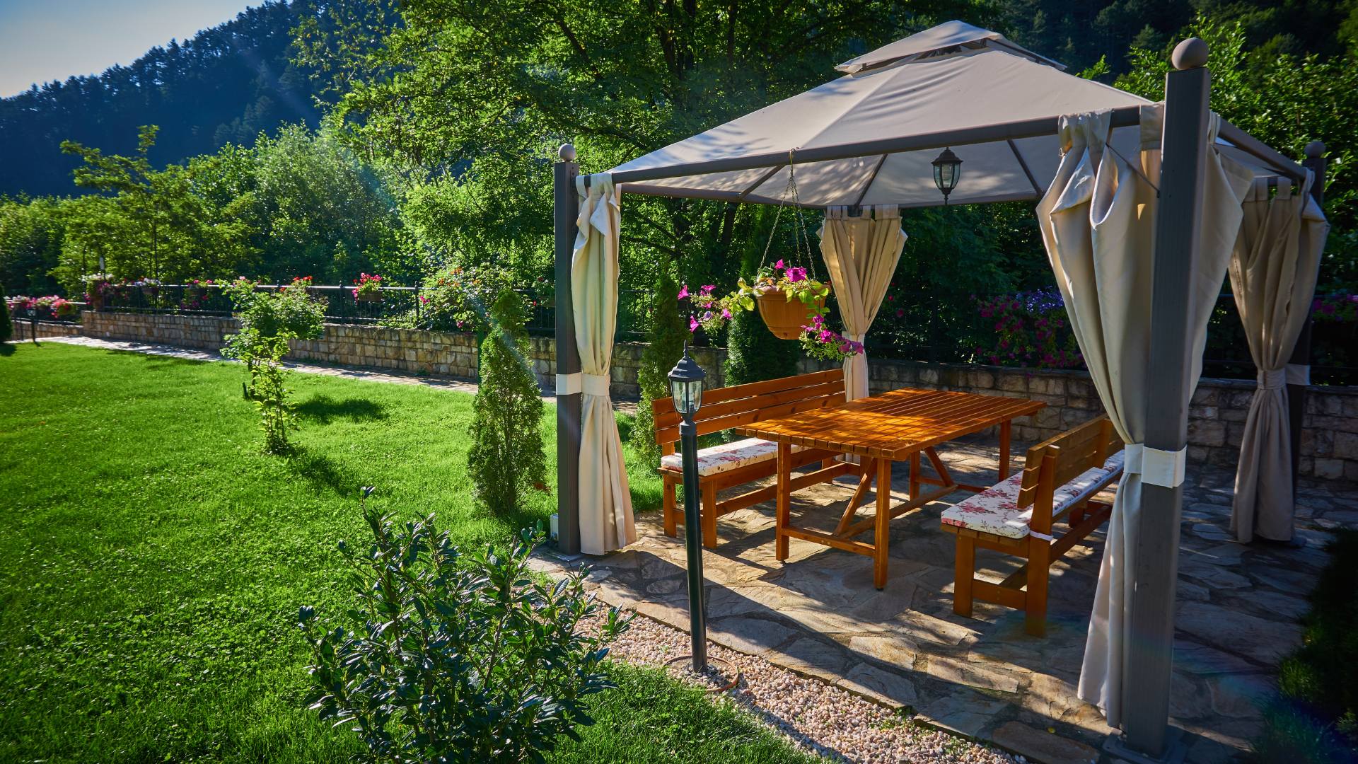 Pergola dans un jardin