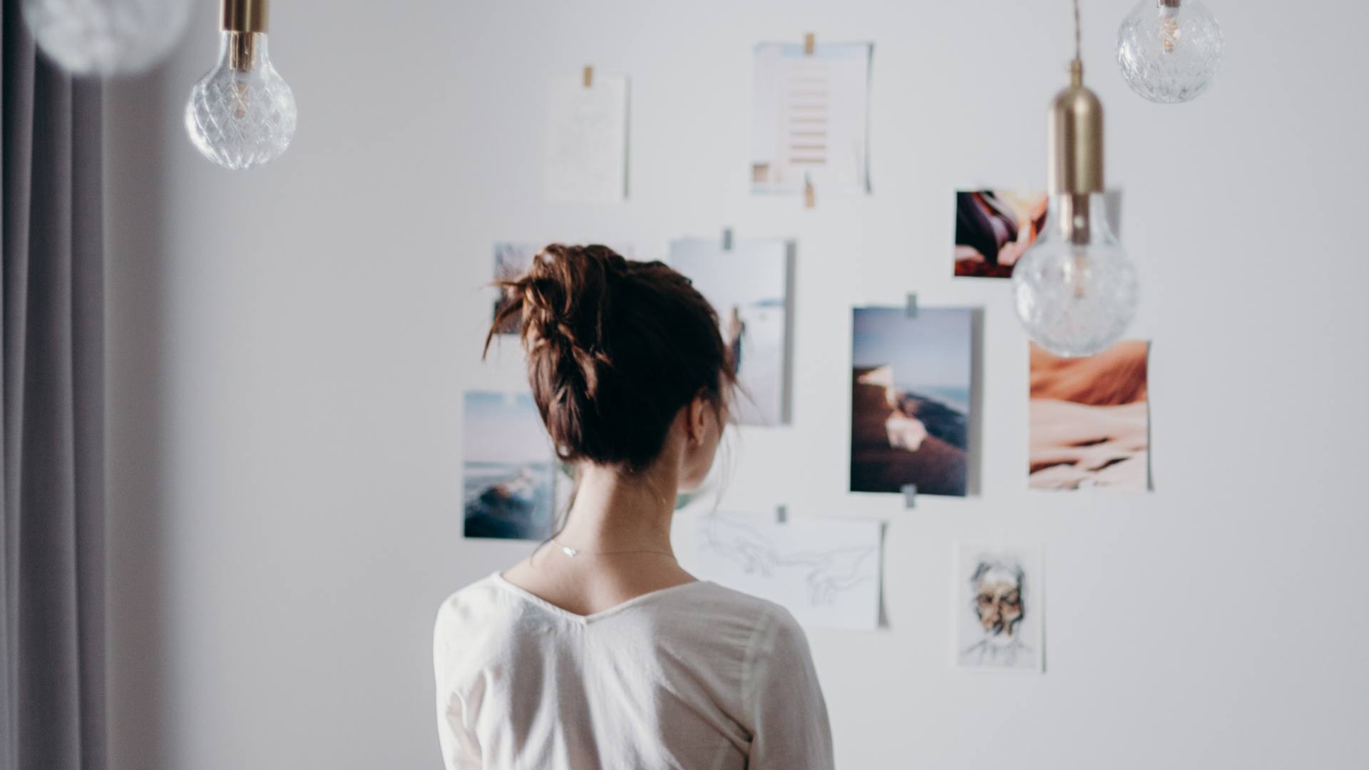 Dessins et photos accroché au mur